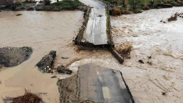 Şiddetli yağış köprüyü yıktı, toprakları su altında bıraktı