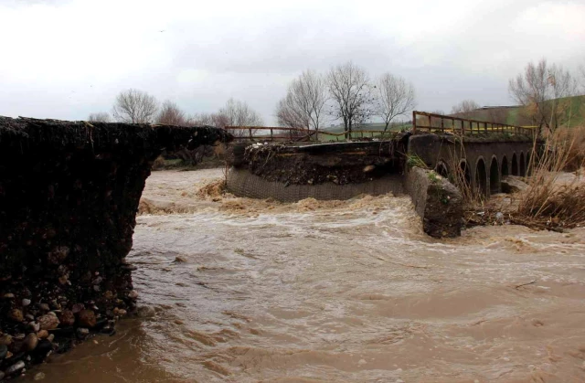 Şiddetli yağış köprüyü yıktı, toprakları su altında bıraktı