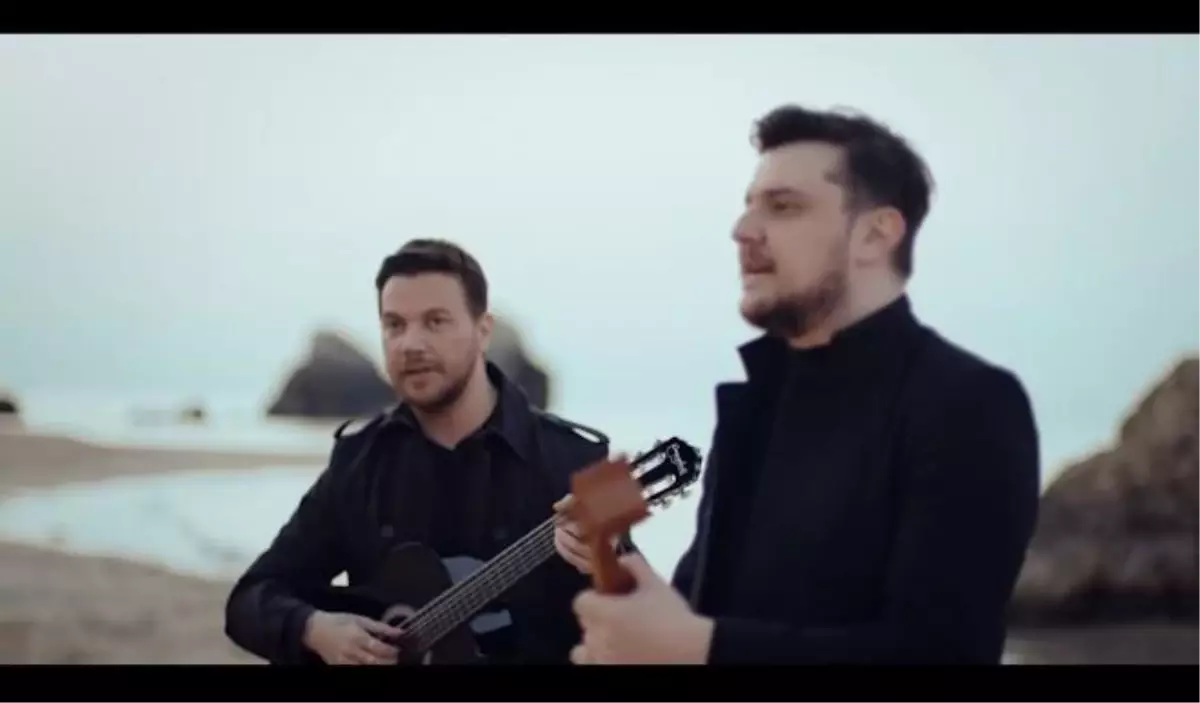 Simsiyahım sözleri! Sinan Akçıl & Ekin Uzunlar - Simsiyahım şarkı sözleri! Şarkı hakkında bilgiler