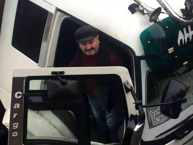 Tırda kurtarılmayı keyifle bekledi Tırda kurtarılmayı keyifle bekledi