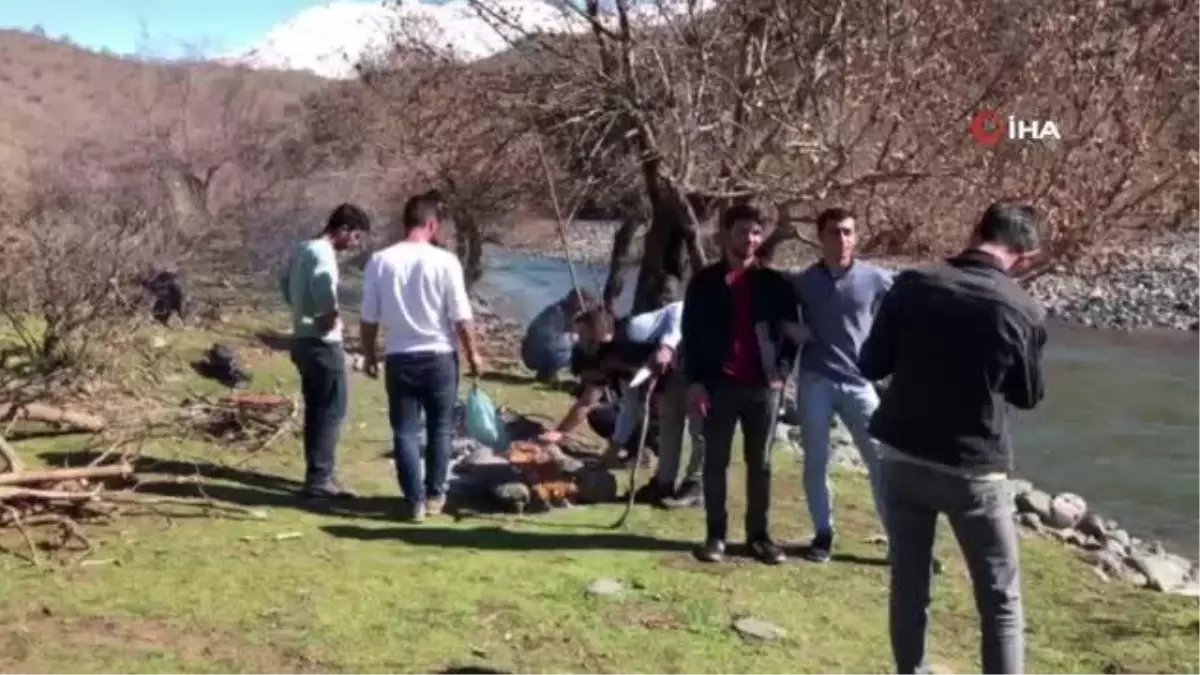 Türkiye kar altındayken Derecikli gençler güneşli havanın tadını piknik yapıp yüzerek çıkarıyor