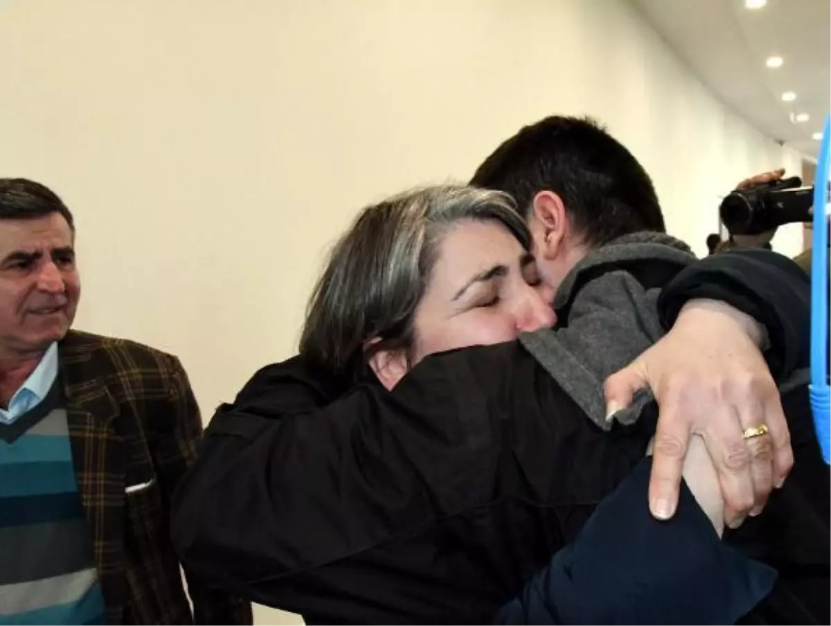 Ukrayna'dan tahliye edilen oğullarını gözyaşlarıyla karşıladılar