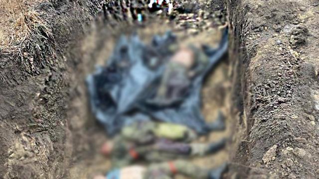 Ukrayna ordusu ölen Rus askerleri toplu mezarlara gömmeye başladı