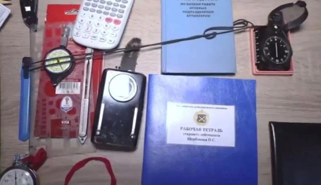 Ukrayna teslim olan Rus askerlerin çantalarındaki eşyaları sergiledi! İçinde neler var neler