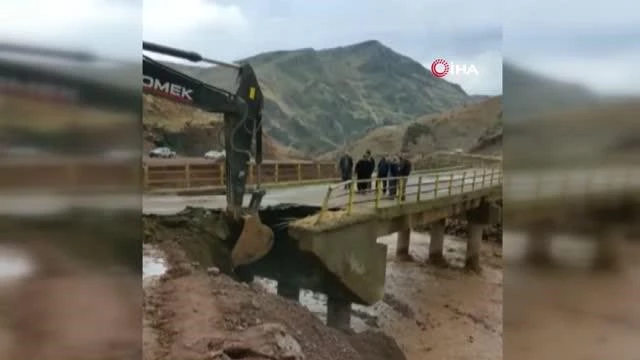 Yağışlar köprünün hasar almasına neden oldu