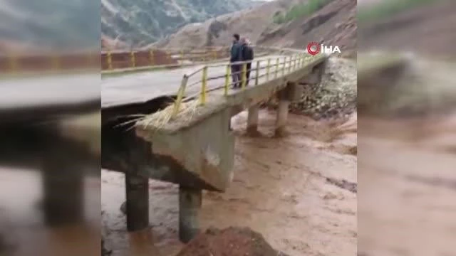 Yağışlar köprünün hasar almasına neden oldu