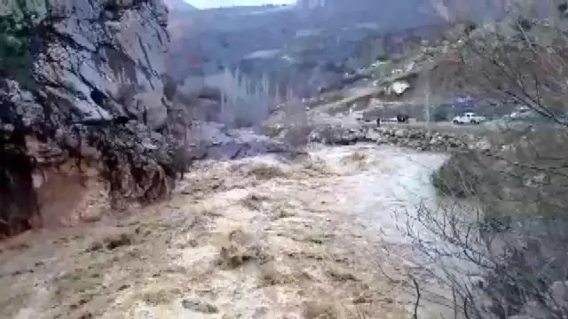 Adıyaman'da dere taştı, köprü suda kayboldu