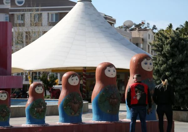Antalya'da Dostluk Parkı'ndaki matruşkalara boyalı akın