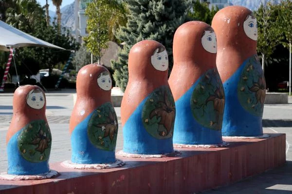 Antalya'da Dostluk Parkı'ndaki matruşkalara boyalı akın