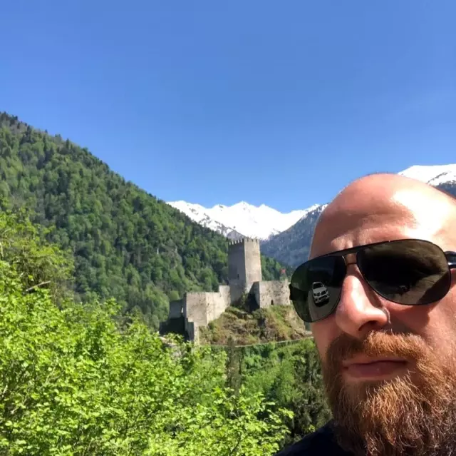 Arkadaşlarına 'Beni yalnız bırakın' dedi, odasında intihar etti