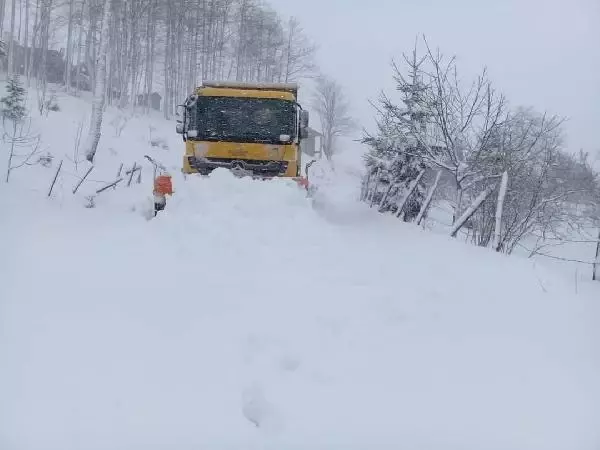 Karadeniz'de 5 vilayette 162 köy ve mahalle yolu kardan kapandı