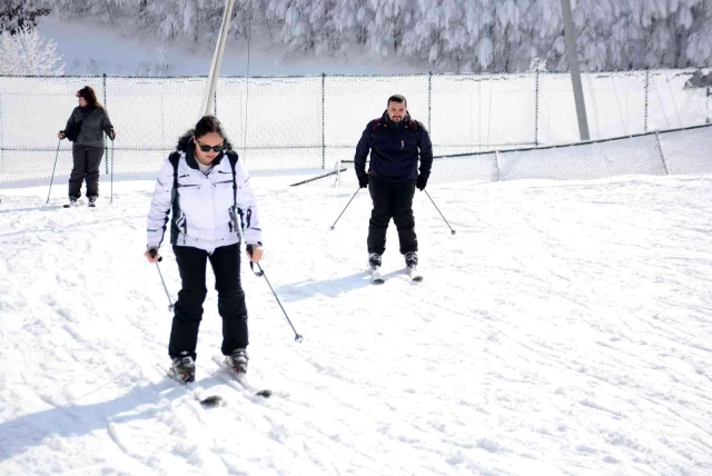 Kayak tutkunları Kartepe'de karın tadını doyasıya çıkardı