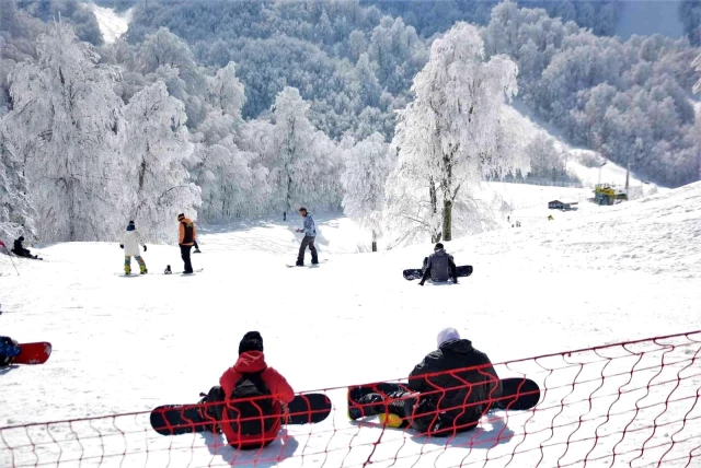 Kayak tutkunları Kartepe'de karın tadını doyasıya çıkardı