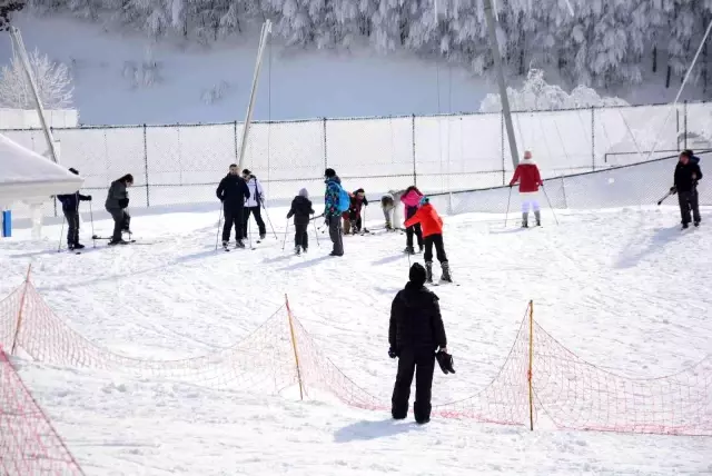 Kayak tutkunları Kartepe'de karın tadını doyasıya çıkardı