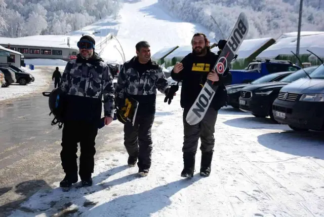 Kayak tutkunları Kartepe'de karın tadını doyasıya çıkardı