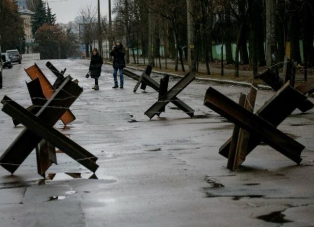 Ukrayna'da sivil halk yaklaşan 64 kilometrelik Rus ordusuna karşı hendek kazmaya başladı