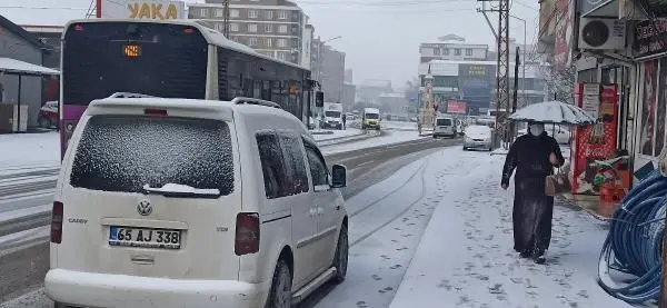 Van'da 164 yerleşim yerine ulaşım yok; Başkale'de okullar tatil