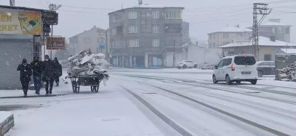 Van'da 164 yerleşim yerine ulaşım yok; Başkale'de okullar tatil