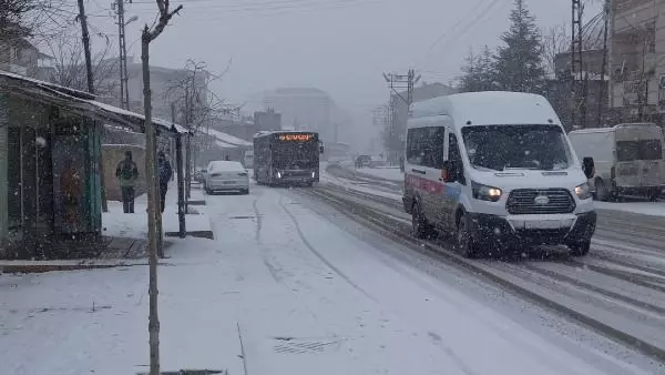 Van'da 164 yerleşim yerine ulaşım yok; Başkale'de okullar tatil