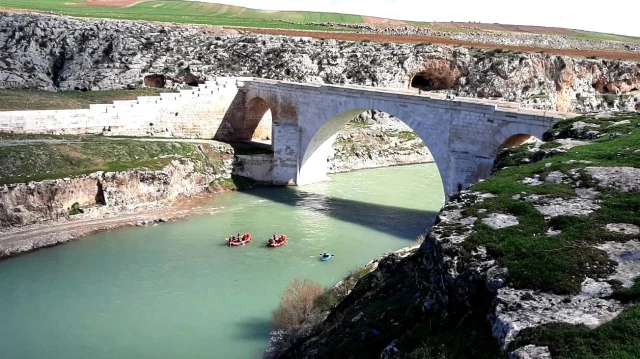 1800 yılık köprünün altında rafting sporu