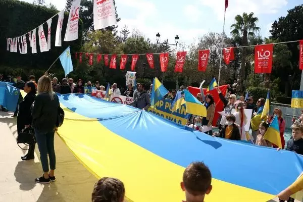 Son dakika haber... Adana'da yaşayan Ukraynalılardan savaş tersi protesto