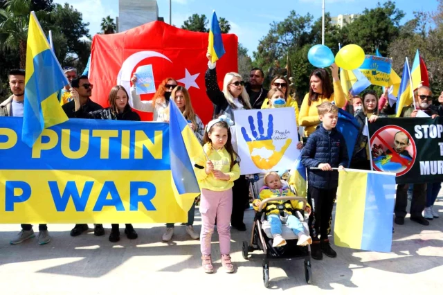 Adana'daki Ukraynalılar Rusya'yı protesto etti
