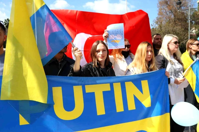 Adana'daki Ukraynalılar Rusya'yı protesto etti