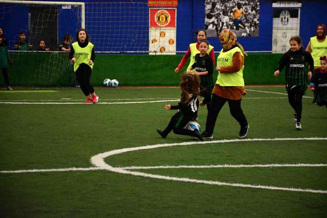 anneler futbolcu kizlari icin yesil sahada te 2 14775643 o