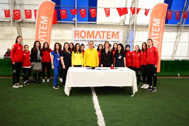 anneler futbolcu kizlari icin yesil sahada te 3 14775643 o