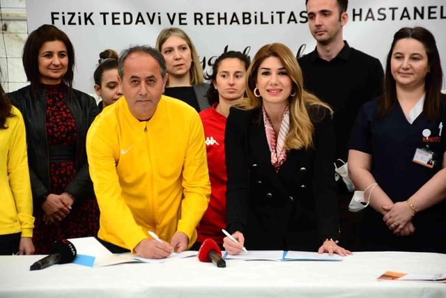 anneler futbolcu kizlari icin yesil sahada te 4 14775643 o