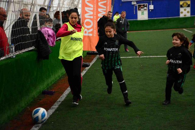 anneler futbolcu kizlari icin yesil sahada te 6 14775643 o