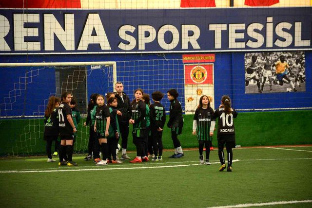 anneler futbolcu kizlari icin yesil sahada te 7 14775643 o