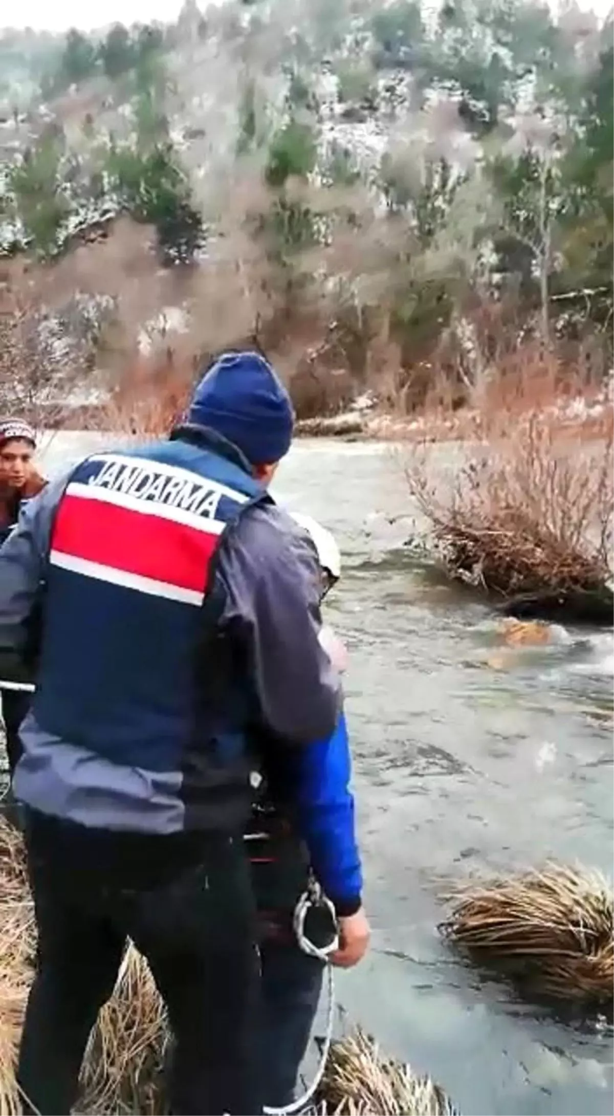 Avladığı ördeği almak için girdiği çayda hayatını kaybetti