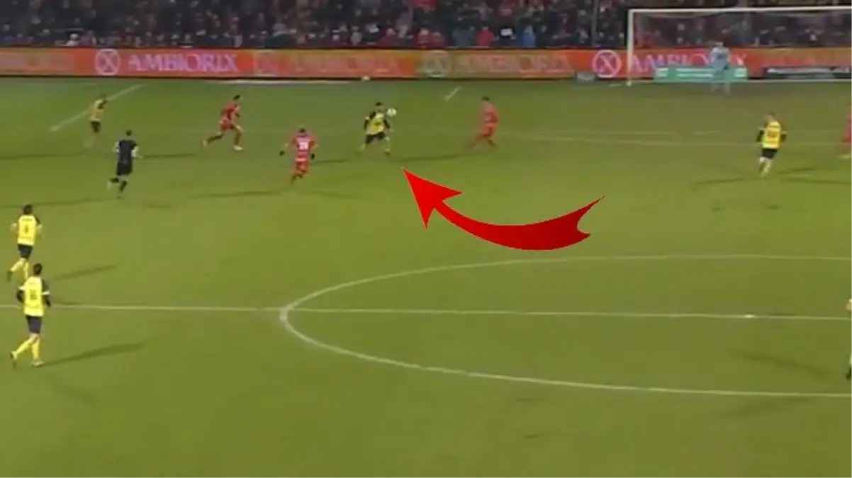 Ay-Yıldızlı formayı giydirmek şart oldu! Dünya, Türk futbolcunun akılalmaz golünü konuşuyor