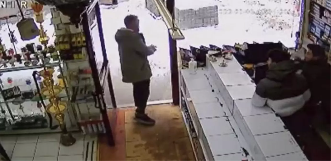 Çatıdan düşen buz sarkıtından bir adımla kurtuldu