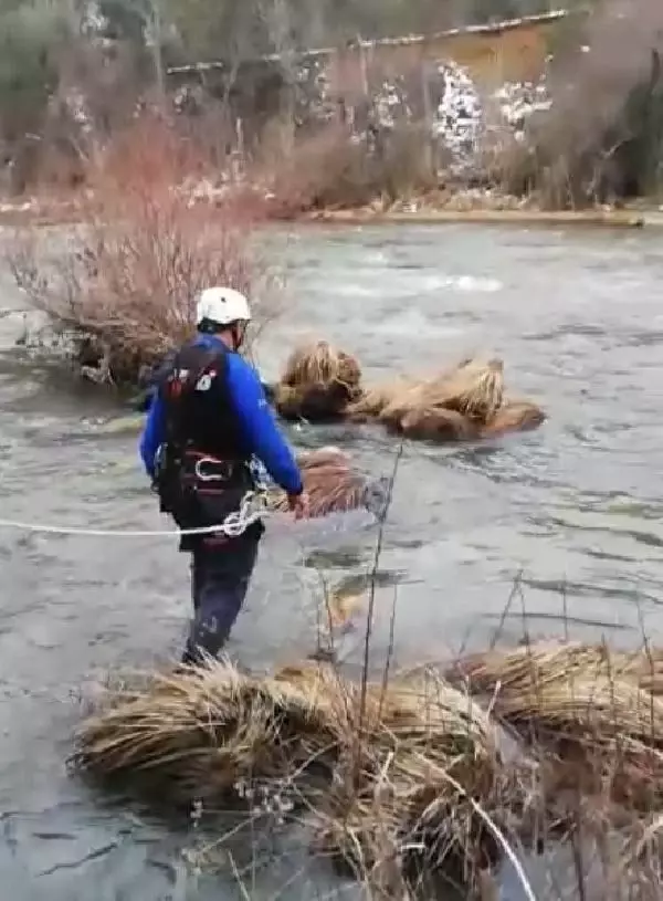 Avladığı ördeğin düştüğü akarsuya giren kişi, akıntıya kapılarak hayatını kaybetti