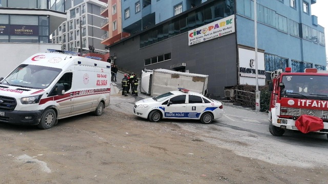 dik yokustan geri geri inmeye calisan kamyone 2 14775433 o