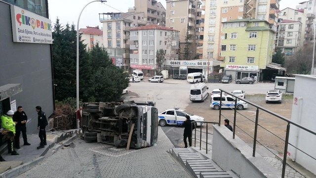 dik yokustan geri geri inmeye calisan kamyone 5 14775433 o