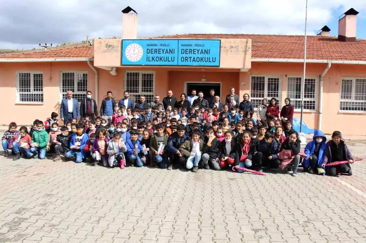 İş insanları 'Gülümse Gülümset' projesiyle köy okullarında eğitim gören çocuklar için yola koyuldu