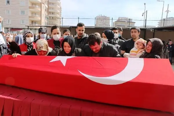 Son dakika haberleri! Kaza yerine otomobil daldı; 1 polis şehit, 1 meyyit, 4 yaralı (2)