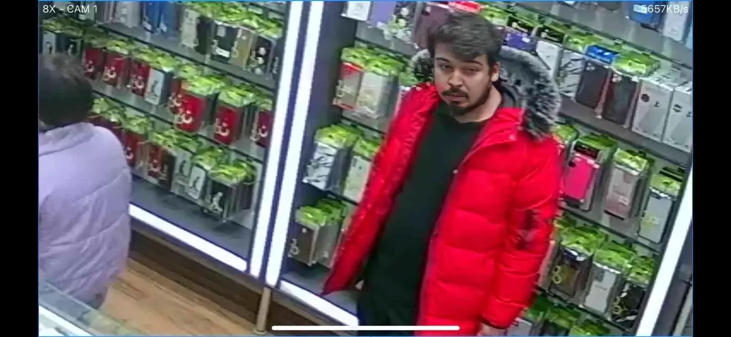 'Kırmızı montlu dolandırıcı' telefoncu esnafının kabusu oldu