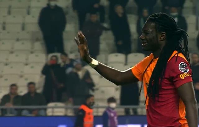 Konya-Galatasaray maçında farklı anlar! Gaipten sesler duyan Gomis bir anda topu eline aldı