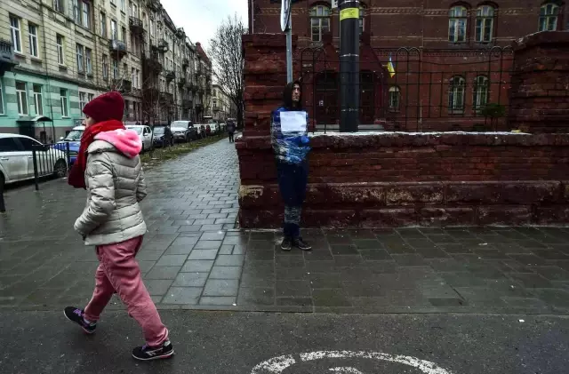 Ukrayna'da yakalanan Rus casusu, direğe bağlayıp dövdüler