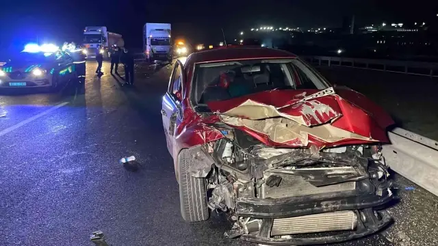 Otoyolda kamyon ile otomobil çarpıştı: 2'si çocuk 3 kişi yaralandı