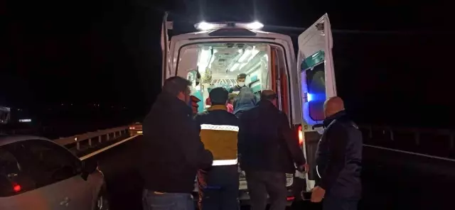 Otoyolda kamyon ile otomobil çarpıştı: 2'si çocuk 3 kişi yaralandı