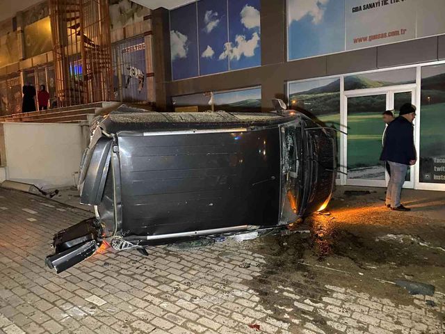 park halindeki otomobile carpan hafif ticari 7 14774612 o
