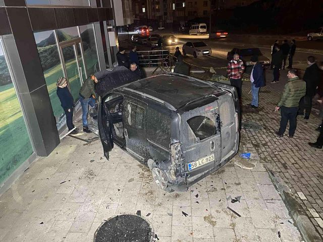 park halindeki otomobile carpan hafif ticari 8 14774612 o