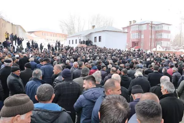 PİNYANİŞİ AŞİRETİ LİDERİ, HAKKARİ'DE TOPRAĞA VERİLDİ