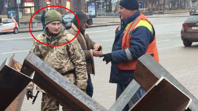 Fotoğraf karesi Kiev'den! Putin'e ikizi kadar benzeyen Ukraynalı askeri görenler dönüp bir daha bakıyor