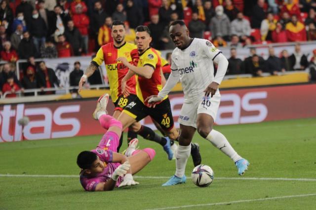 Sen neymişsin Muleka! Kasımpaşa, İzmir'de golcüsünün çılgın performansıyla güldü Sen neymişsin Muleka! Kasımpaşa, İzmir'de golcüsünün çılgın performansıyla güldü